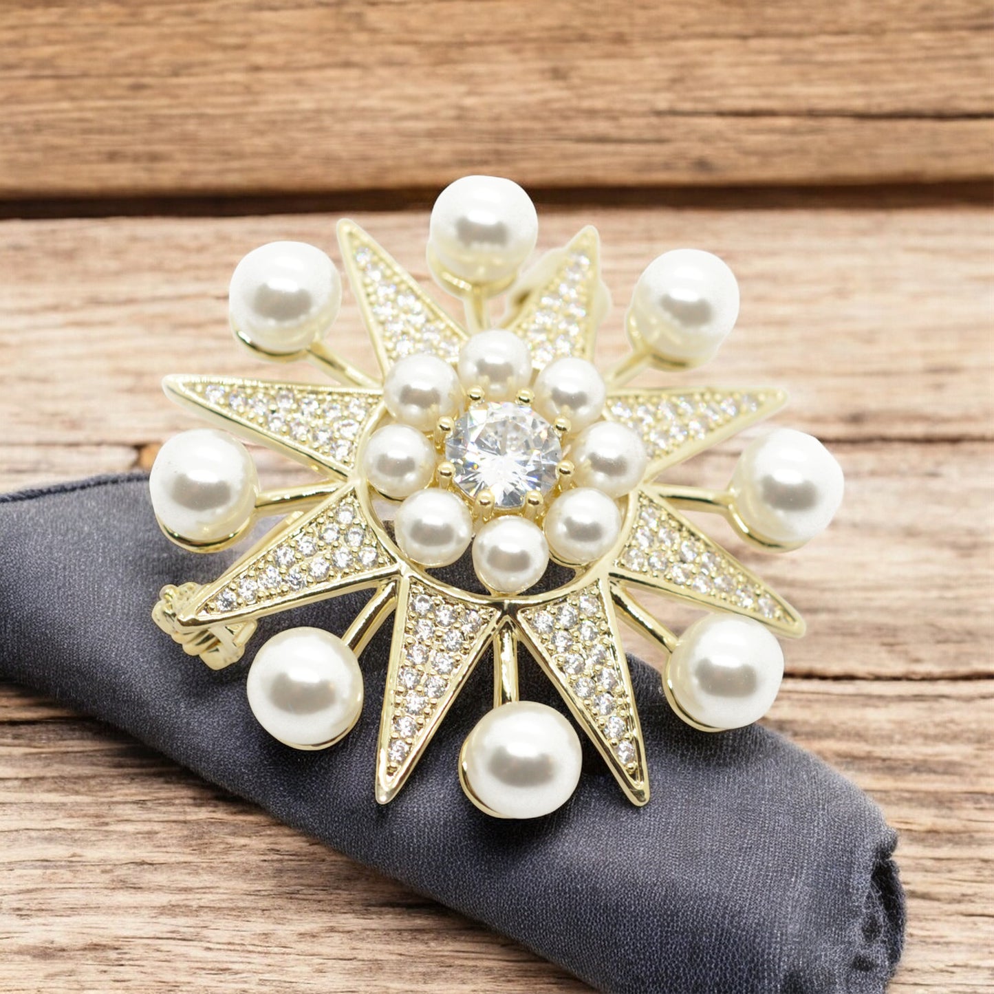 Christmas Brooch Snowflake / gold colored / 45x45mm