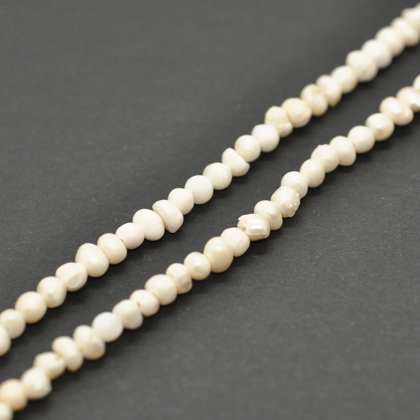 Süßwasserperlen Strang unregelmässig / creme / 2-3mm / 36cm