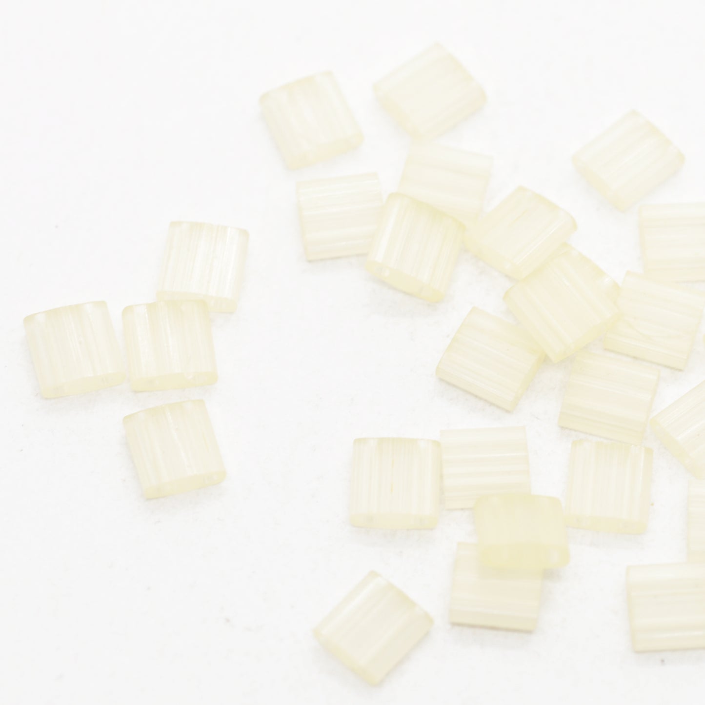 Miyuki Tila pastell gelb silk / 5gr. / TL2554-1