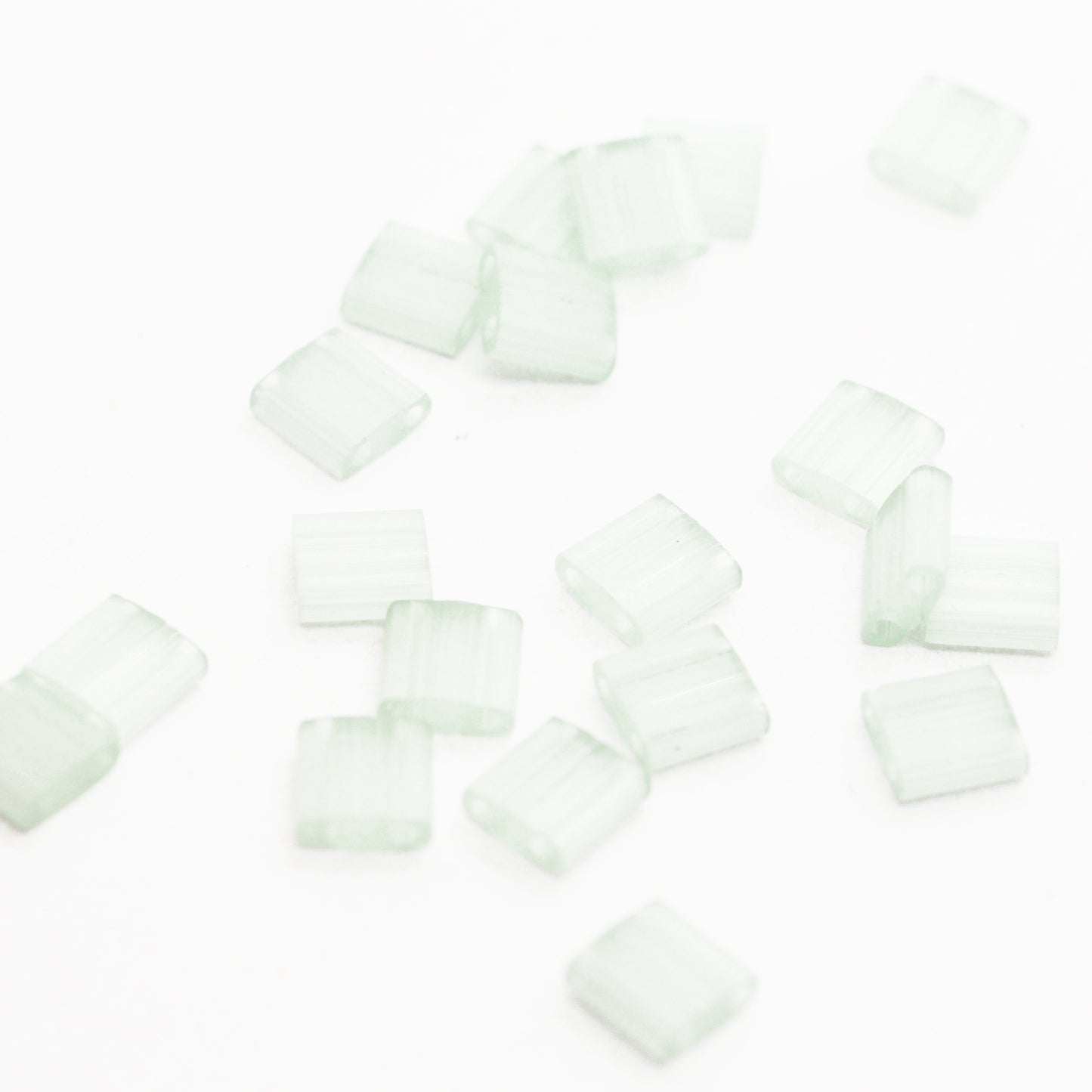 Miyuki Tila pastell green silk / 5gr. / TL2559