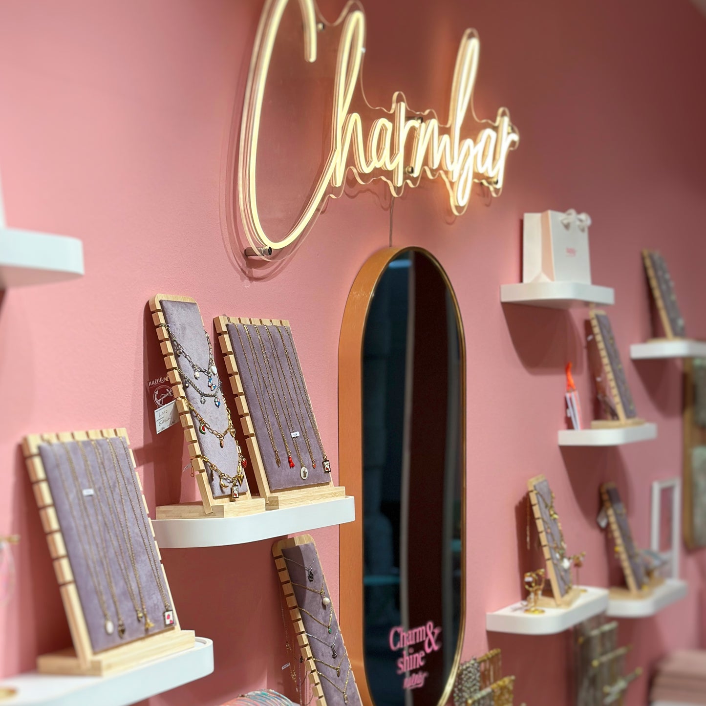 NUENA Charmbar - book a table