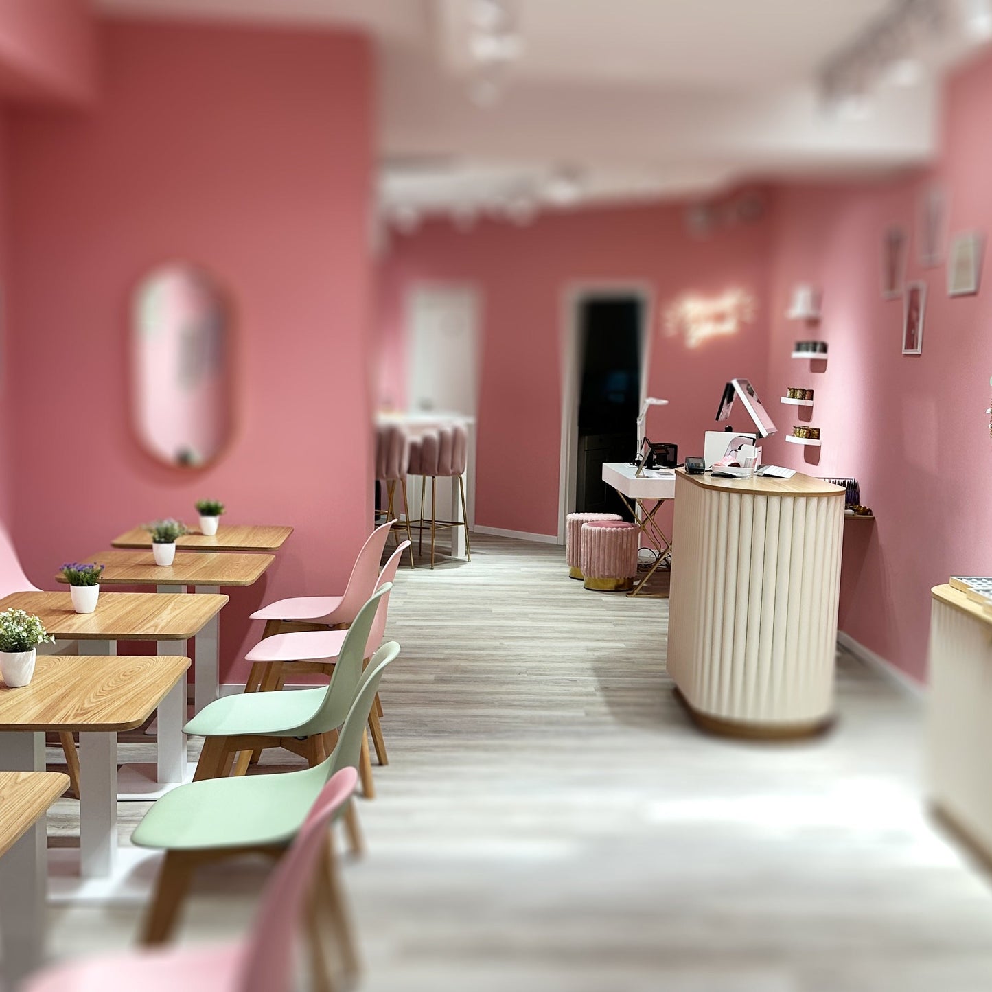 NUENA Charmbar - book a table