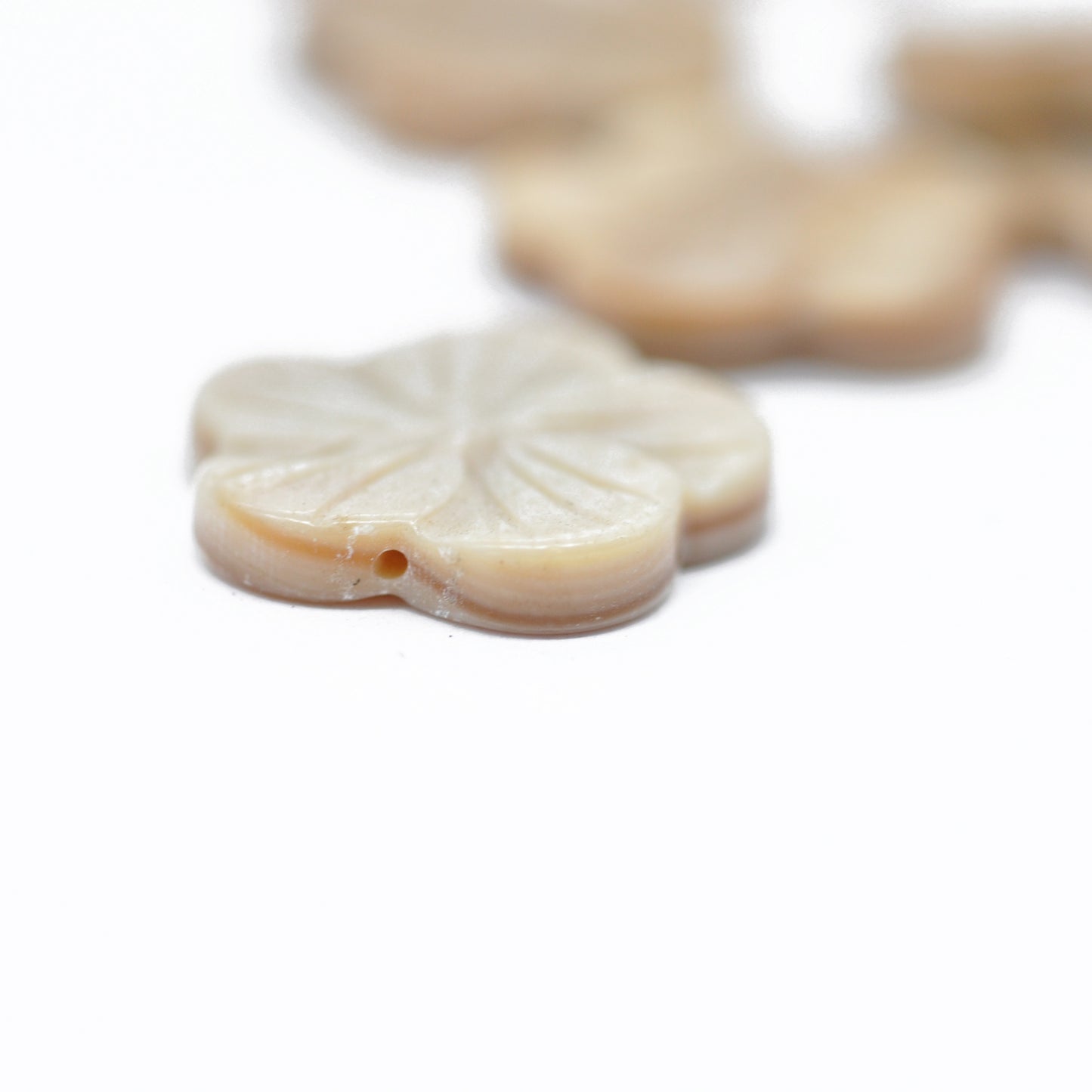 Mother of pearl flower blossom light brown / 12 mm