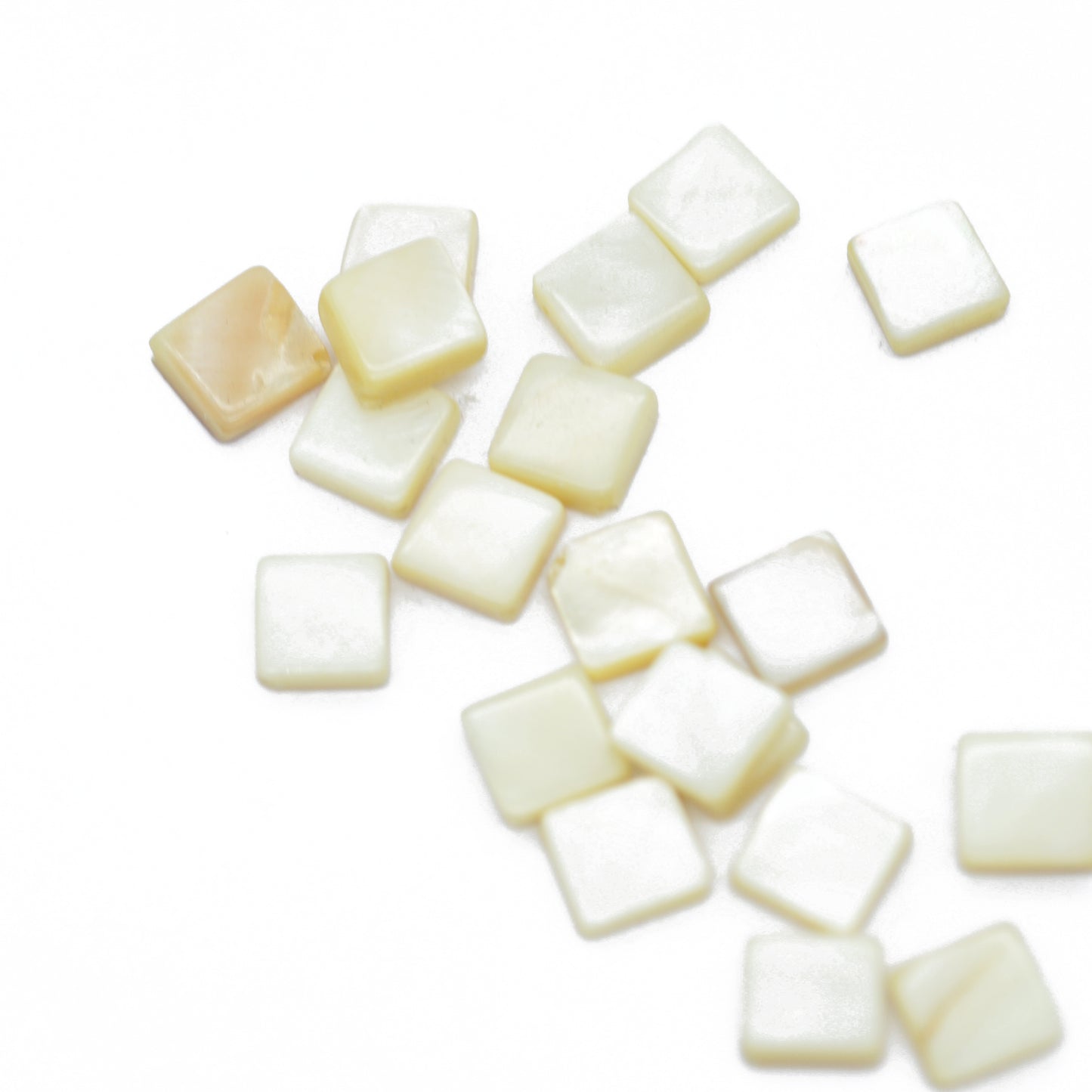 Mother of pearl square plate cream / drilled diagonally / 8 mm