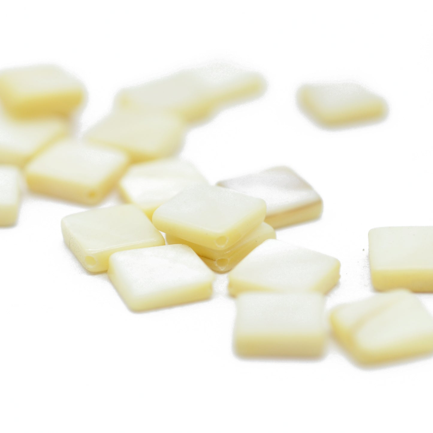 Mother of pearl square plate cream / drilled diagonally / 8 mm