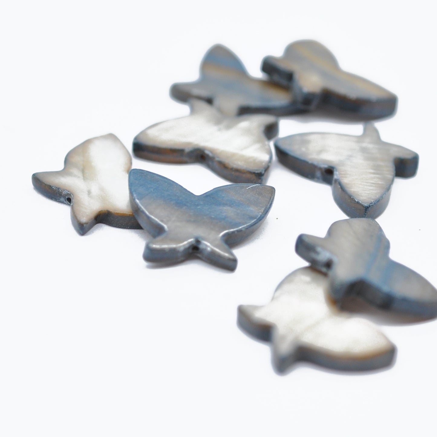 Mother of pearl butterfly gray / 20 mm