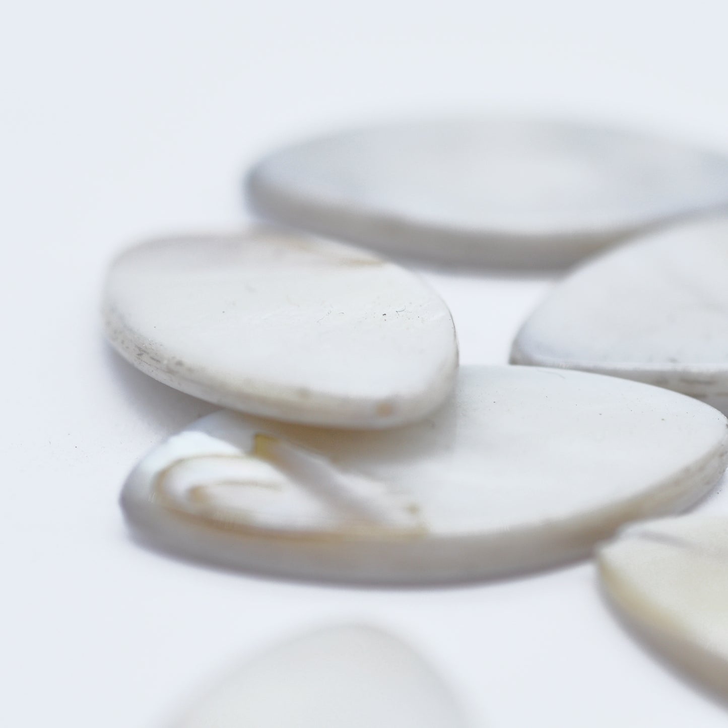 Mother of pearl Ellipse gray / 16x30 mm