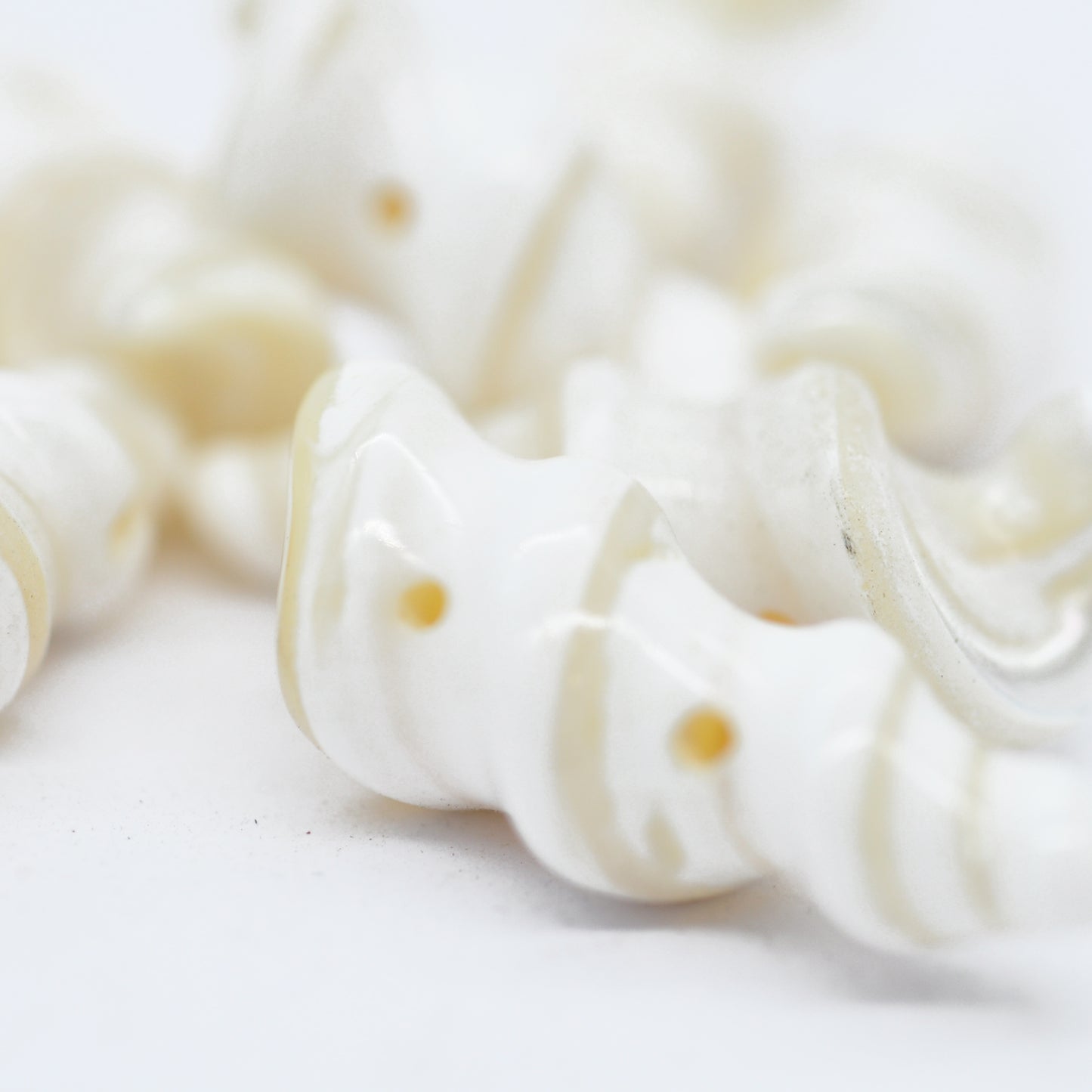 Mother-of-pearl shell swirl white / double drilling / 24 mm