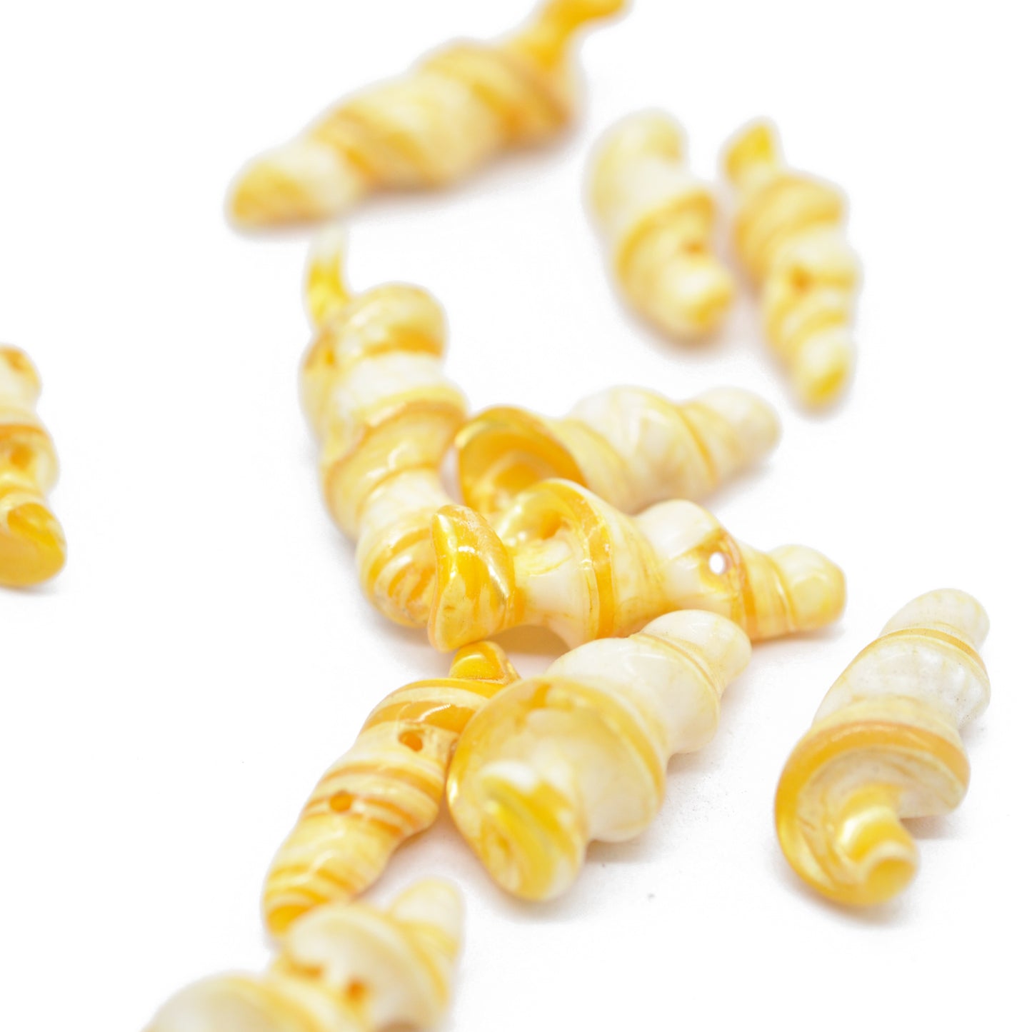 Yellow mother-of-pearl shell swirl / double drilling / 24 mm
