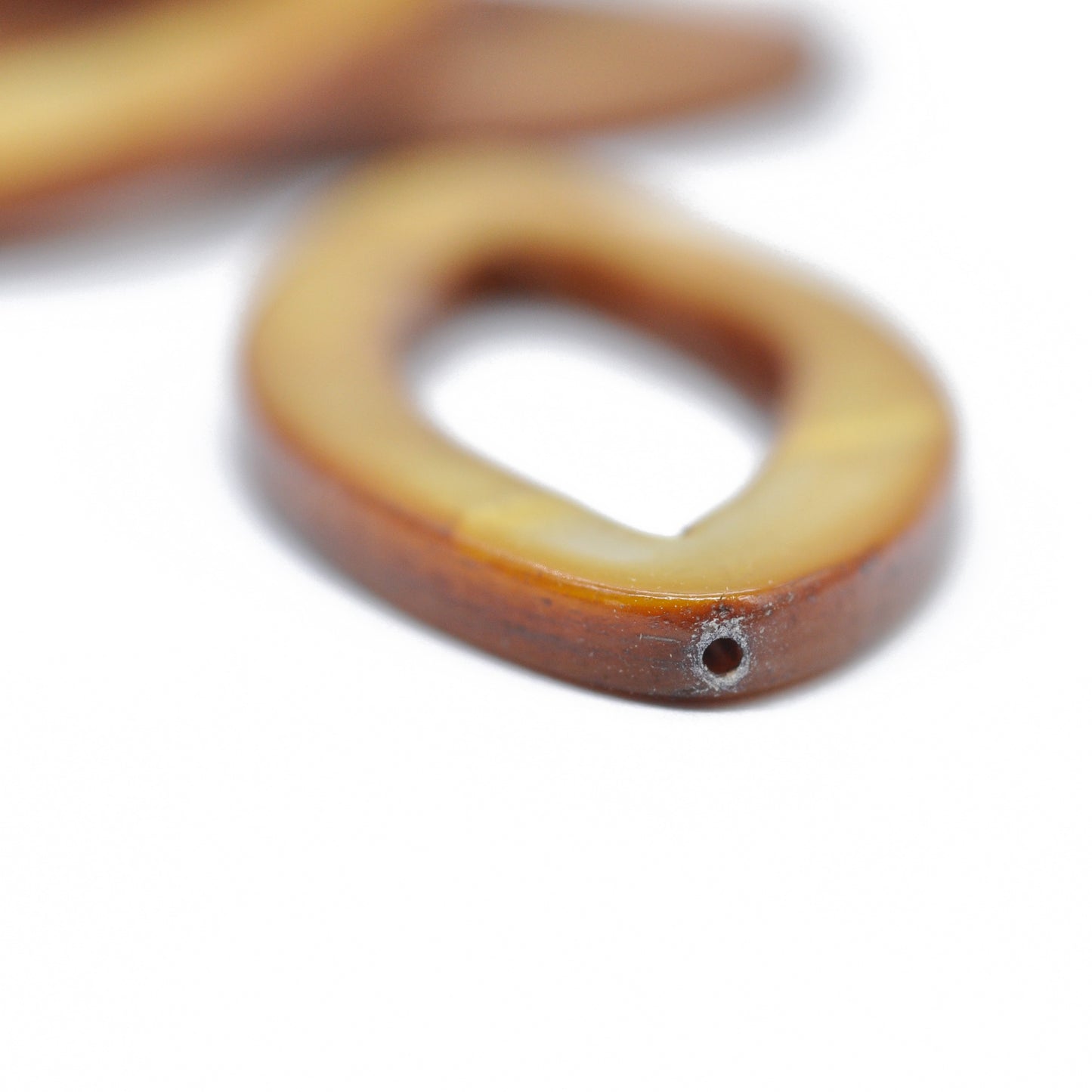 Mother of pearl oval brown / 30 mm