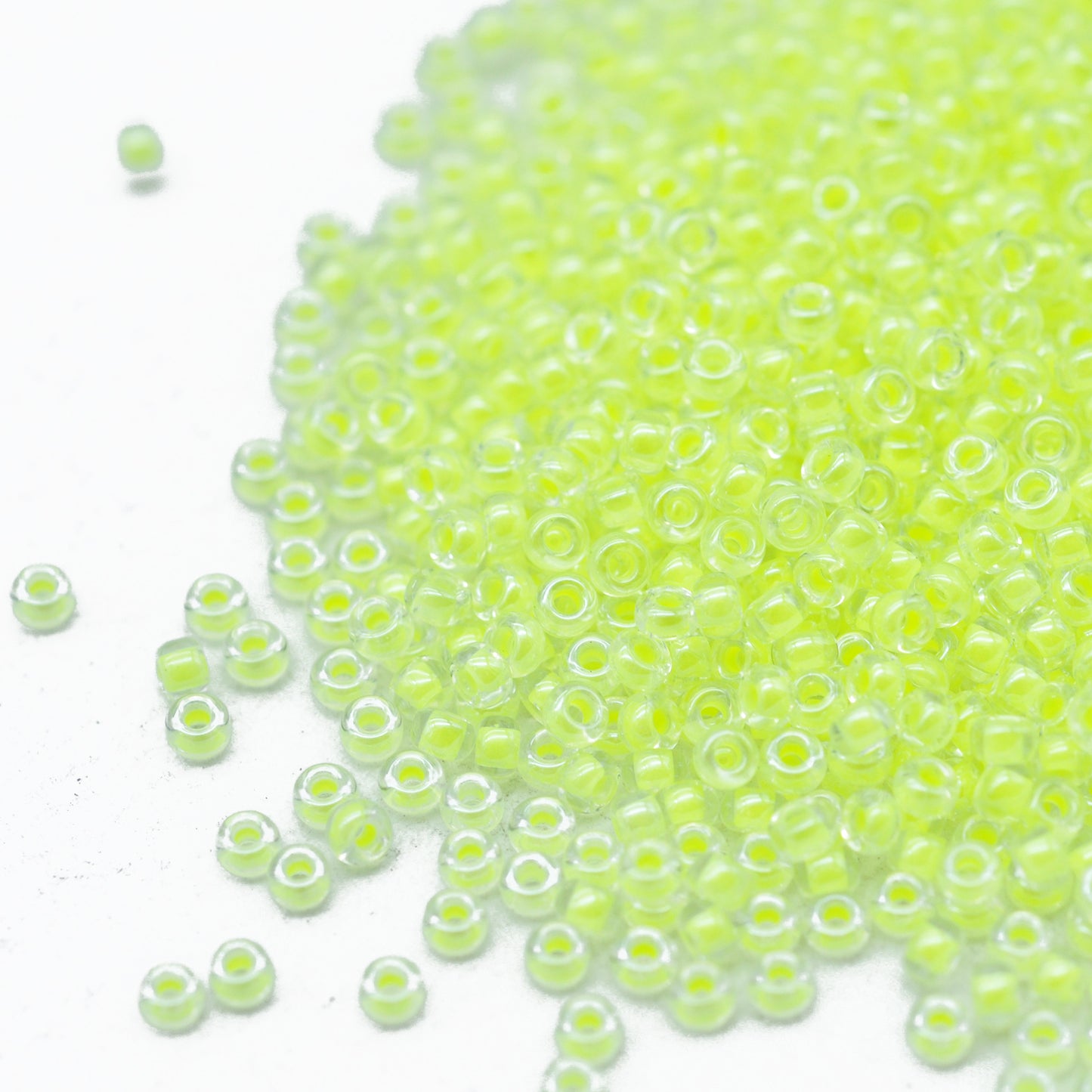 Miyuki Rocailles 11/0 neon gelb inside colored / 15gr. Ø 2mm (1119)