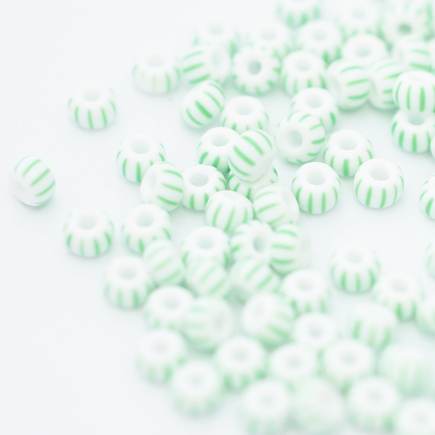 Preciosa Rocailles / green white striped 5/0 / Ø 4.5mm / 17gr.