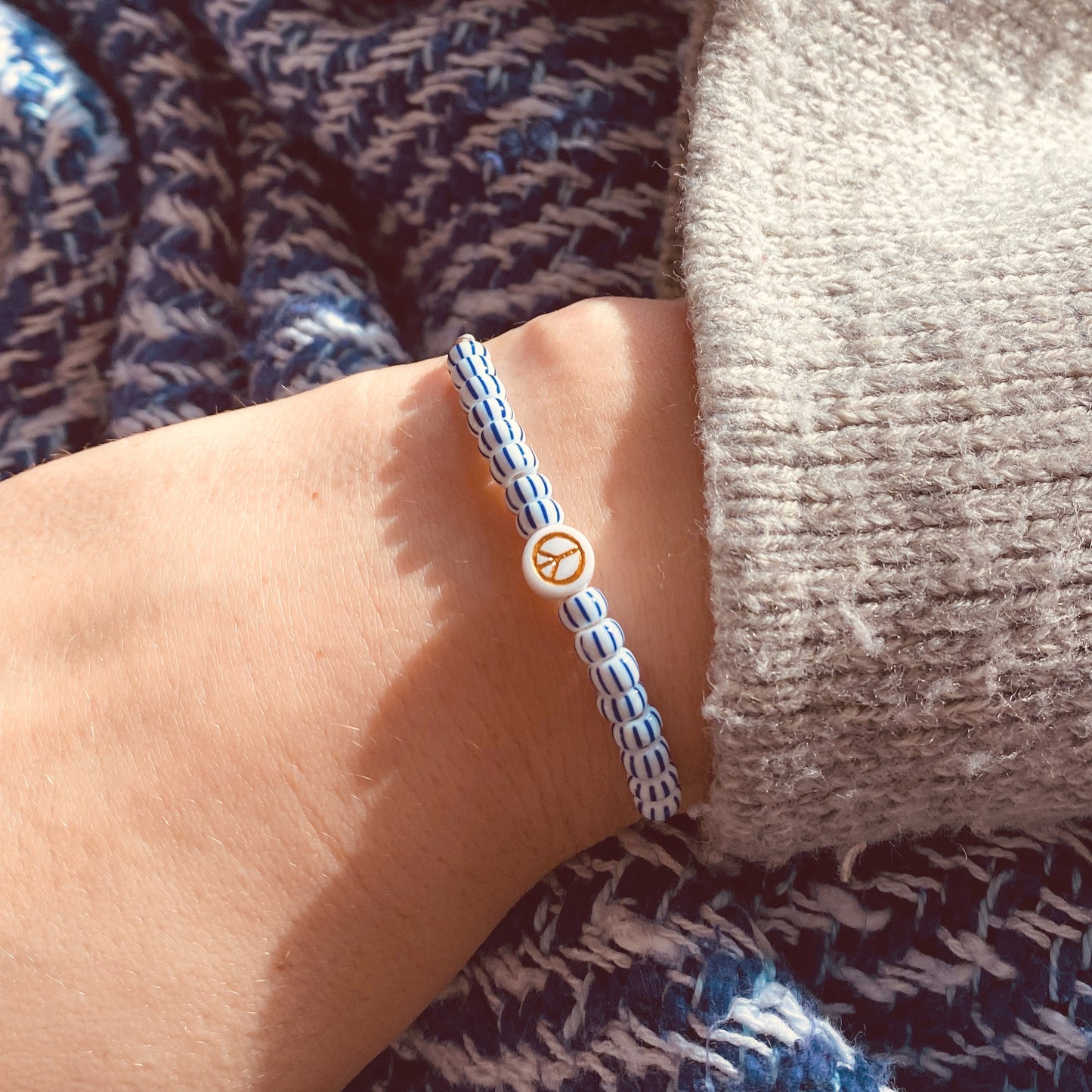 Acrylic Peace gold white / 7mm