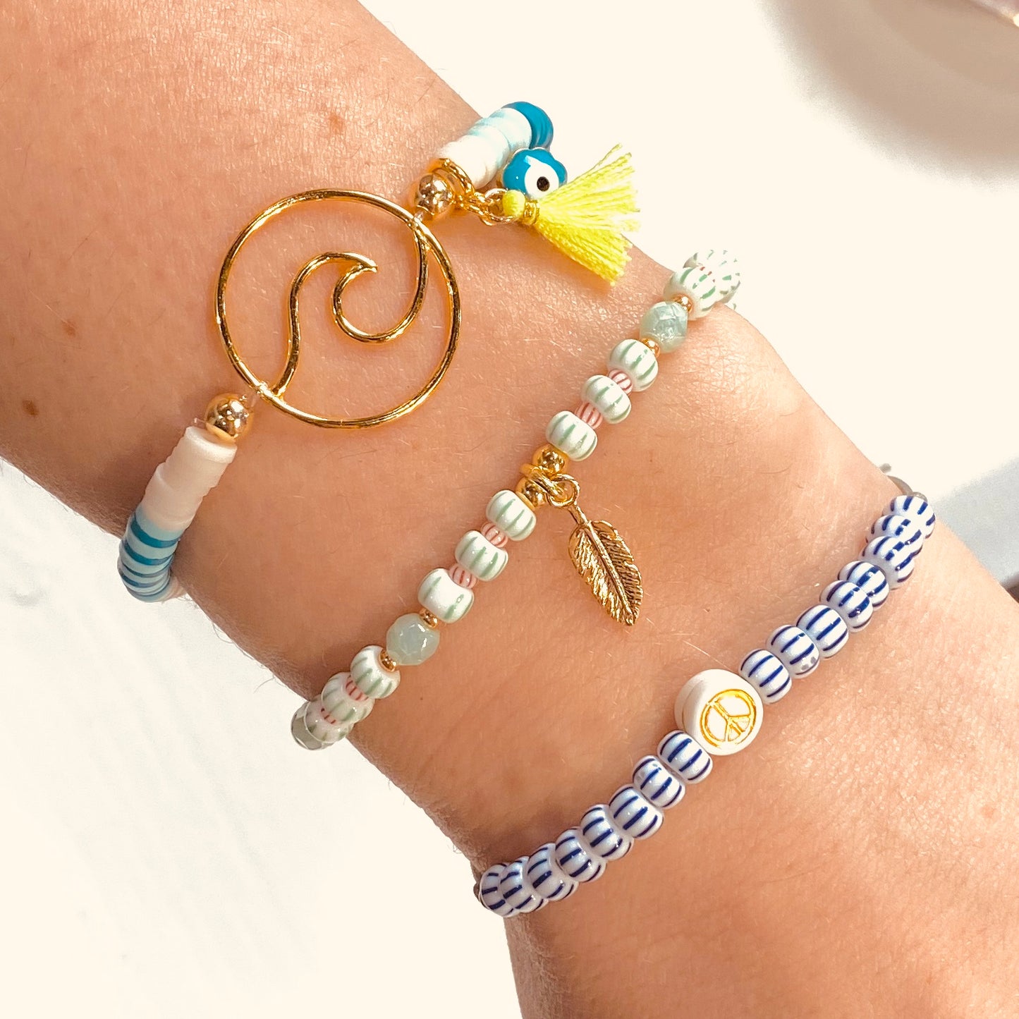 Acrylic Peace gold white / 7mm