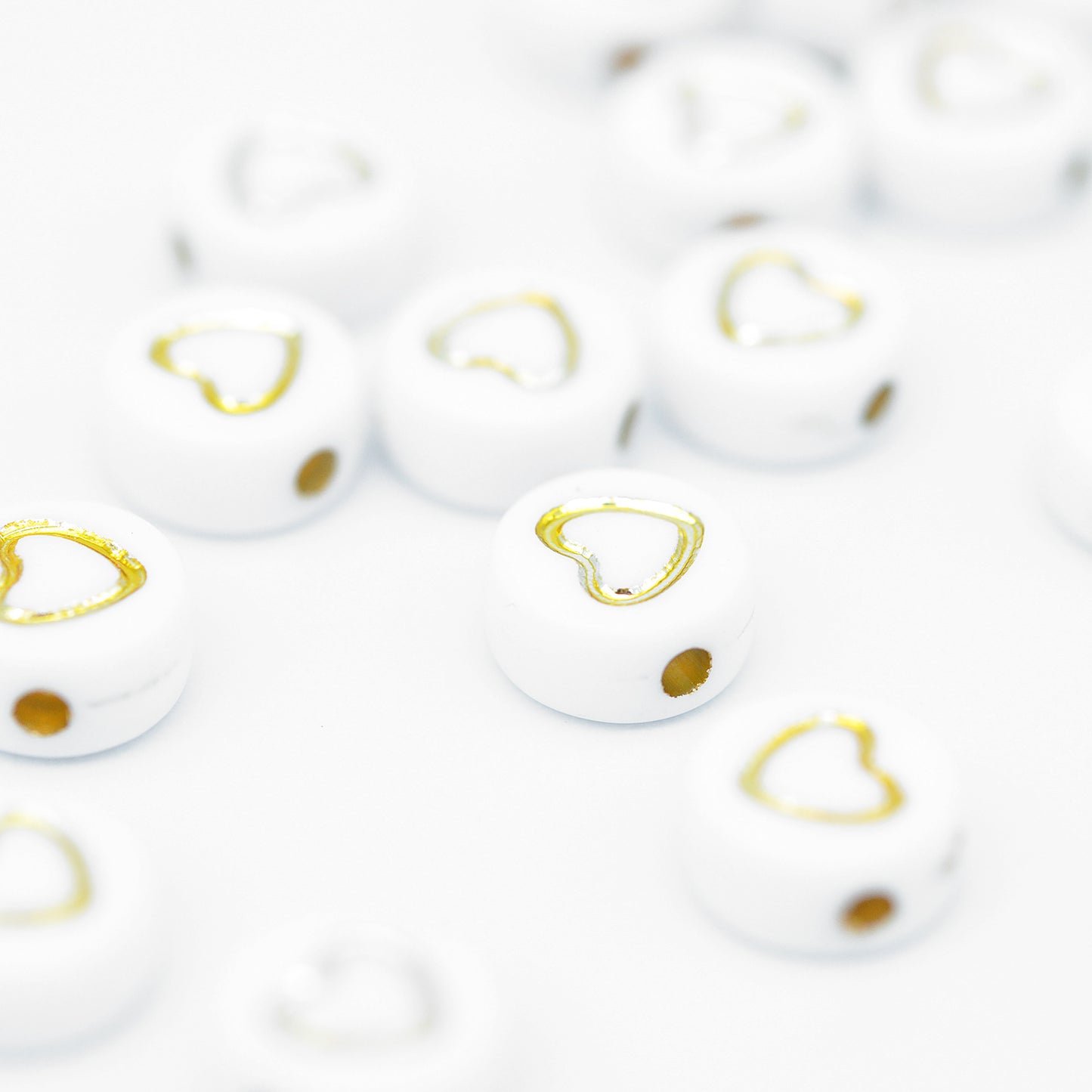 Acryl Herz gold weiss / 7mm / 10 Stk.