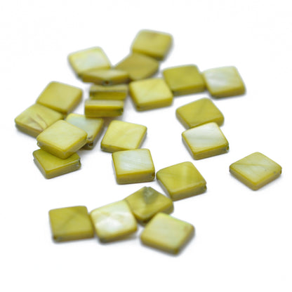 Perlmutt Quadrat Plättchen oliv grün / Diagonal gebohrt / 8 mm