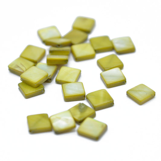 Mother-of-pearl square plate olive green / drilled diagonally / 8 mm