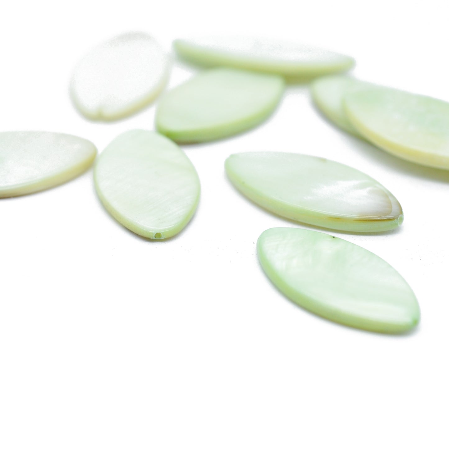Mother of pearl ellipse green / 16x30 mm
