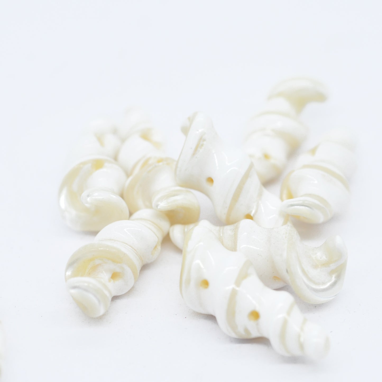Mother-of-pearl shell swirl white / double drilling / 24 mm