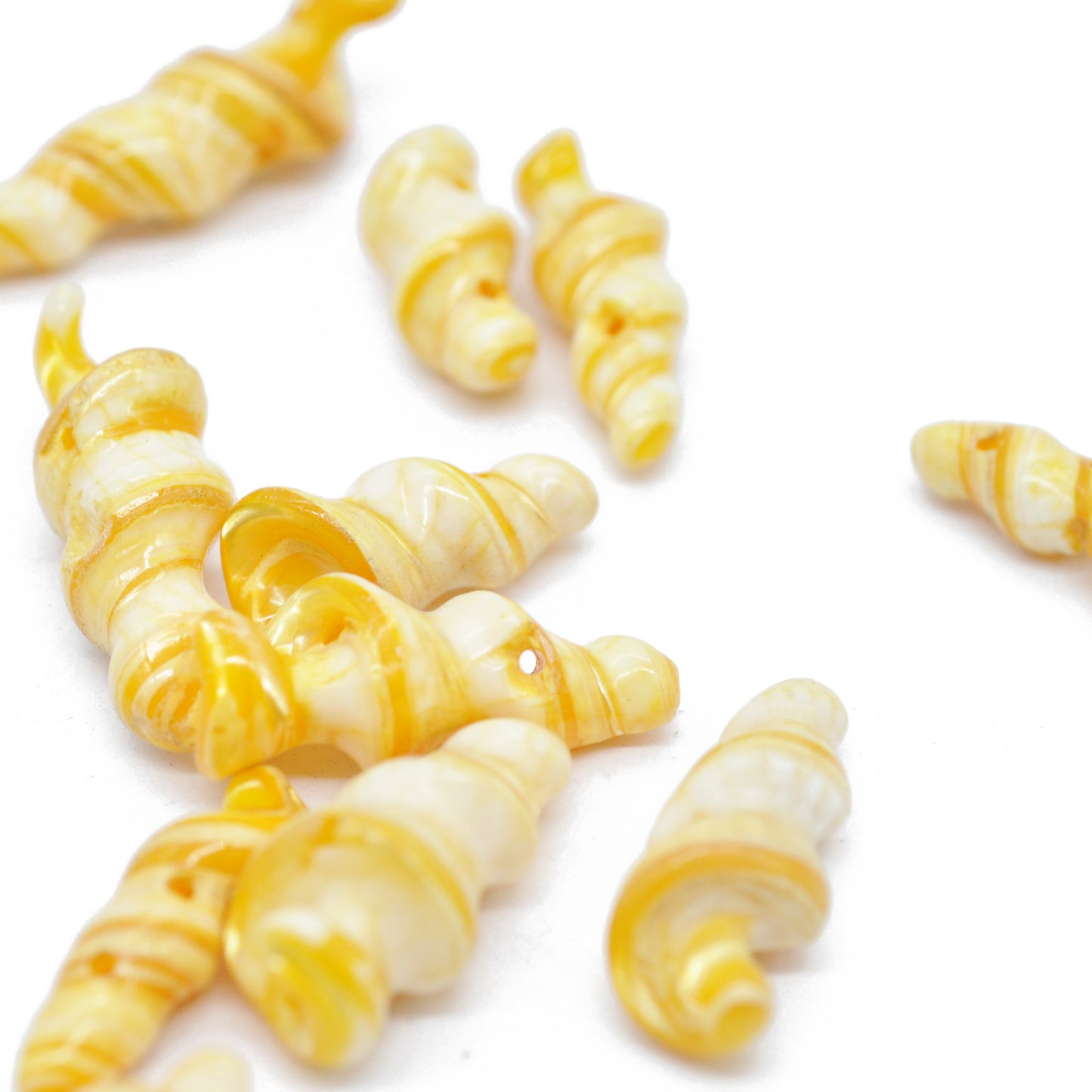 Yellow mother-of-pearl shell swirl / double drilling / 24 mm