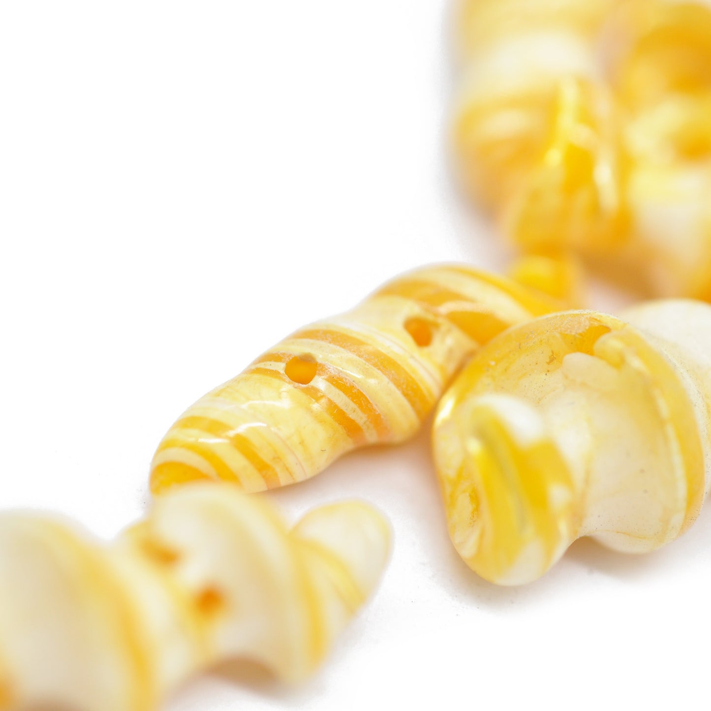 Yellow mother-of-pearl shell swirl / double drilling / 24 mm