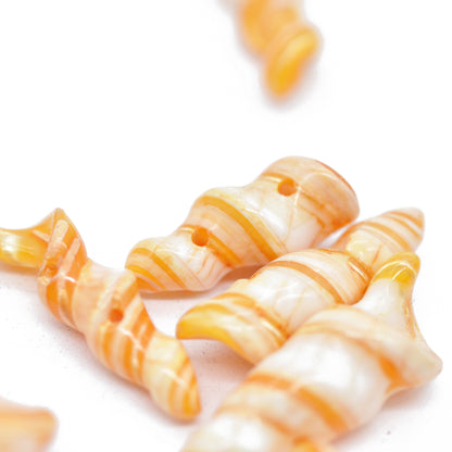 Mother-of-pearl shell swirl orange / double drilling / 24 mm