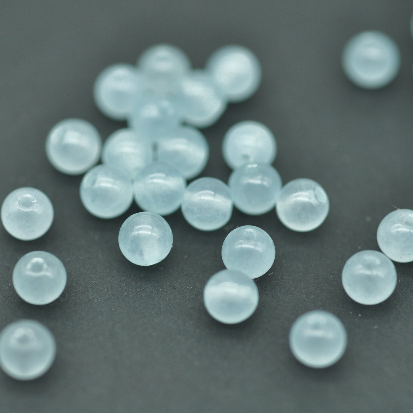 Jade gemstone ball / powder blue / Ø 4mm