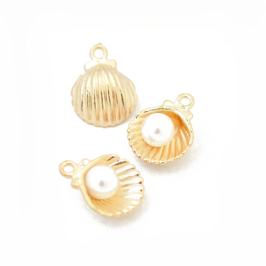 Shell pendant with pearl / gold colored / 15 mm