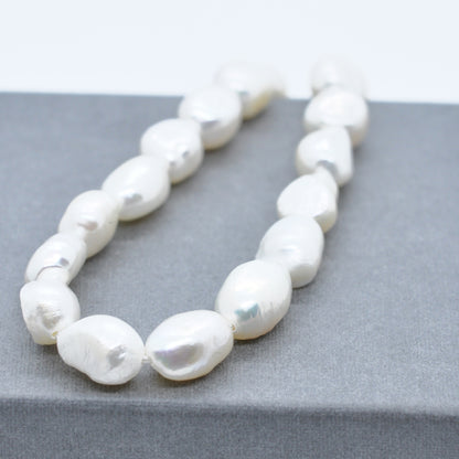 Freshwater pearls white irregular / approx. Ø 6-9 mm