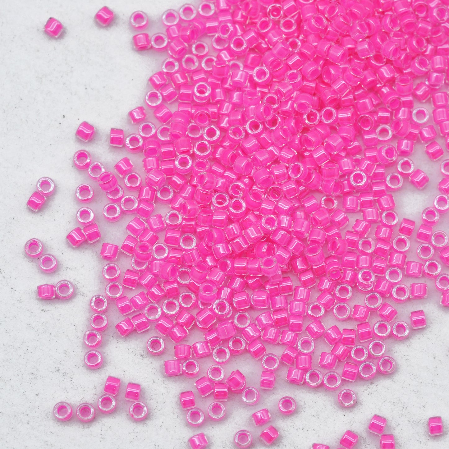Delica beads neon pink 10 g. Ø 1.6mm 11/0 (DB-2305)