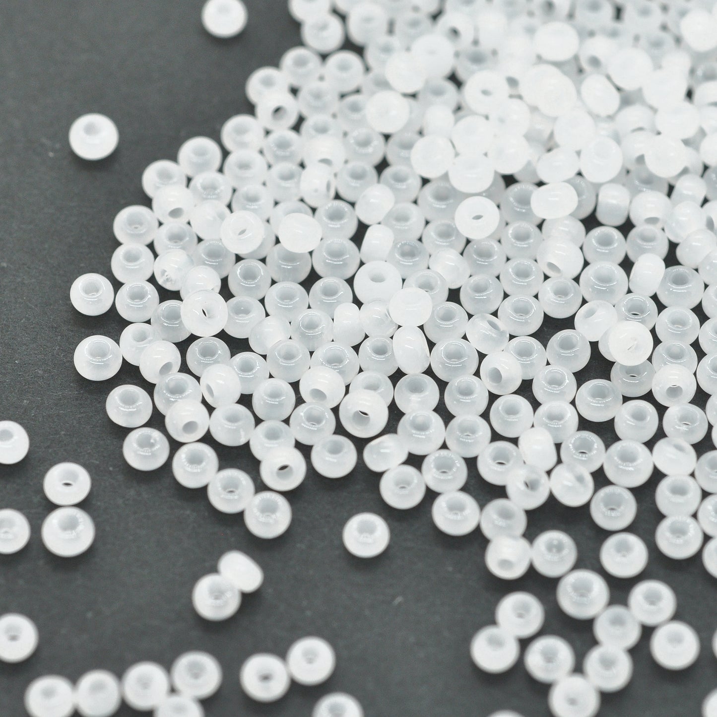 Preciosa Rocailles / white opal 9/0 / Ø 2.6mm / 15gr.