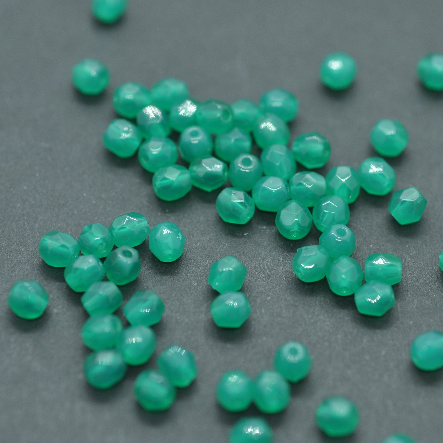 Preciosa ground glass beads / malachite / 100 pcs. / 4mm