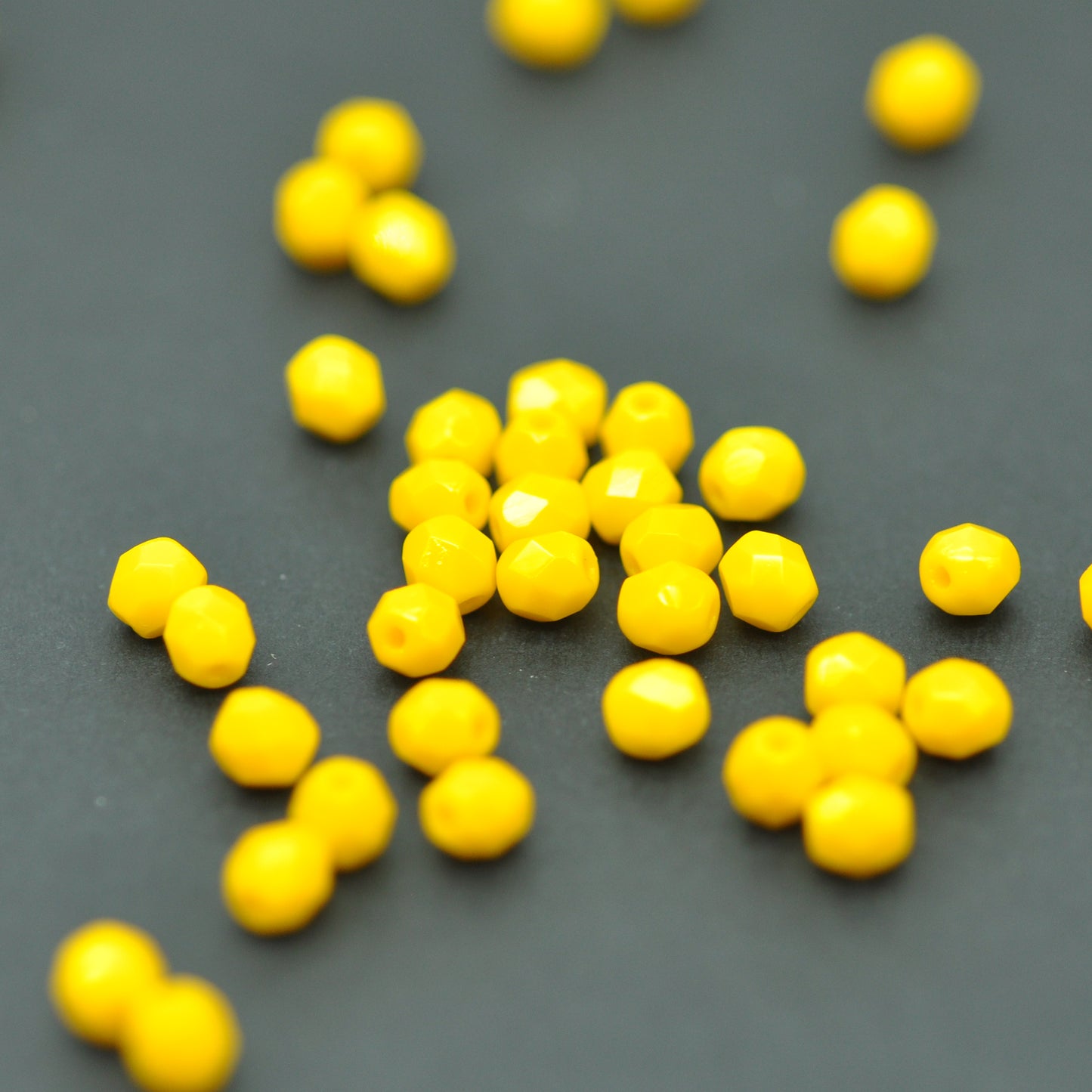 Preciosa ground glass beads / yellow opaque / 100 pcs. / 4mm