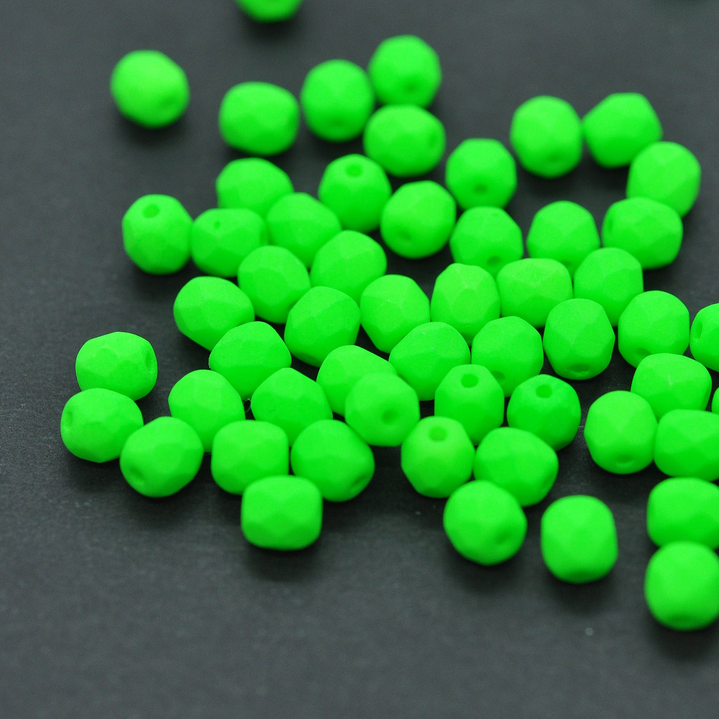 Preciosa ground glass beads / neon green / 100 pcs. / 4mm