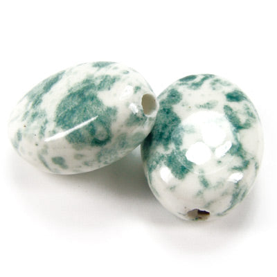 Porzellan Perle oval weiss grün / 28 mm