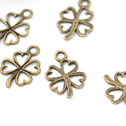 Clover leaf pendant / brass colored / 15 mm