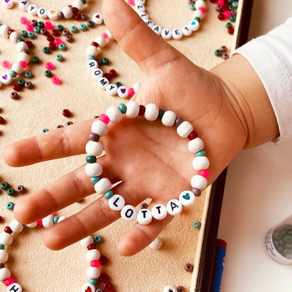 Perlen  DIY Schmuck Set für Kinder / 5 Namensarmbänder aus Buchstaben Holz und Glas Mix